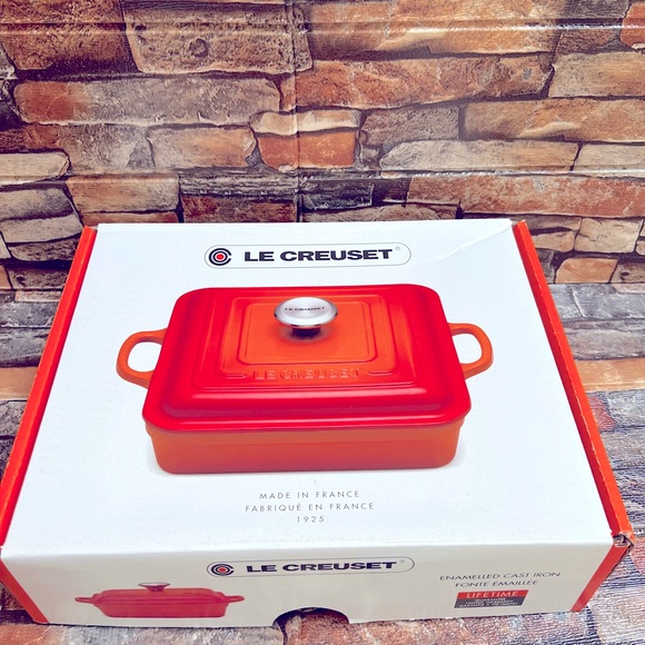 Le Creuset Square Signature Cast Iron in Black Interior (Chiffon Pink) - Picture 8 of 11